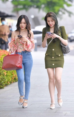 绿裙紧身牛仔裤 21-04-16-157
