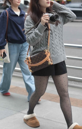 街拍黑丝妹子
