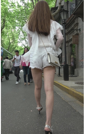 漂亮的白色热裤裸腿美女