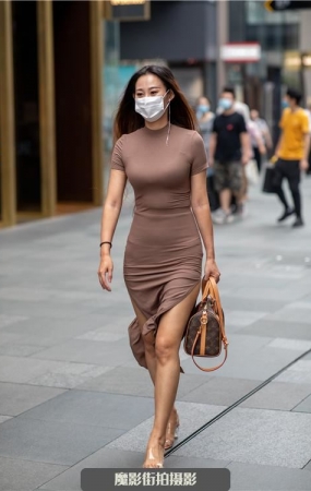 【街拍高清无水印视频+图片】棕色连体裙开叉设计显腿长,简约时尚显气质