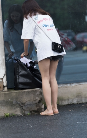 展会搭讪热裤美女