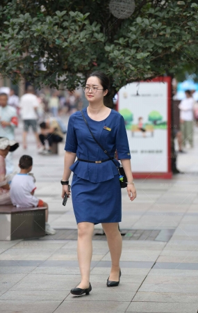 匆匆而过的金店销售员
