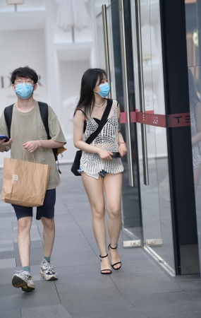 超短热裤女孩
