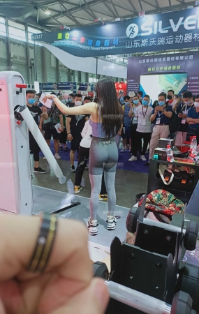 紧身裤大长腿美女