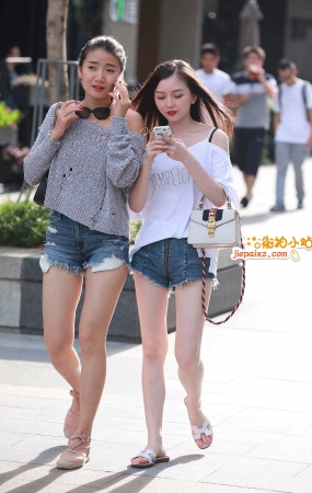 热裤青春白皙美少女