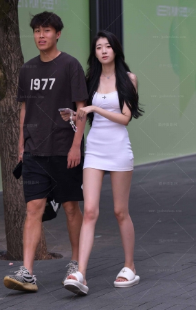 24613-12=65√白色包臀裙，美腿女友 10P