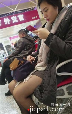 4k-黑丝性感美腿成熟美少妇低头玩手机