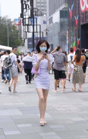 清清爽爽白短裙