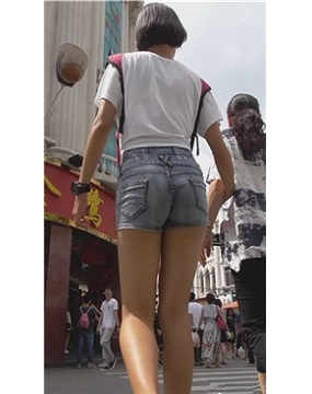 修长美腿热裤运动鞋短发学妹陪妈妈逛街 [343 MB]
