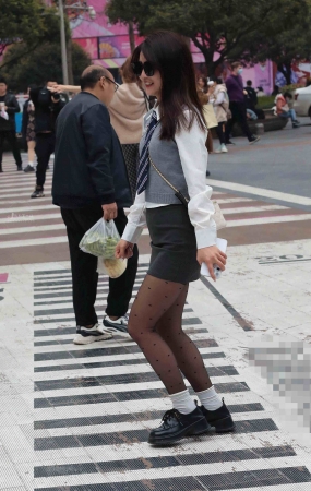 街拍黑丝少妇-16P