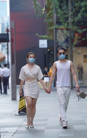 微透白裙美女