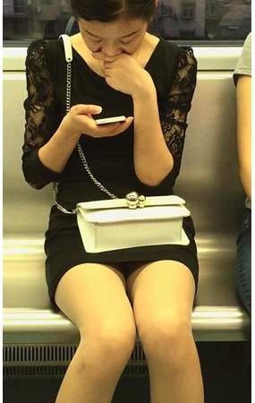 地铁车厢内的黑色包臀裙美腿美女