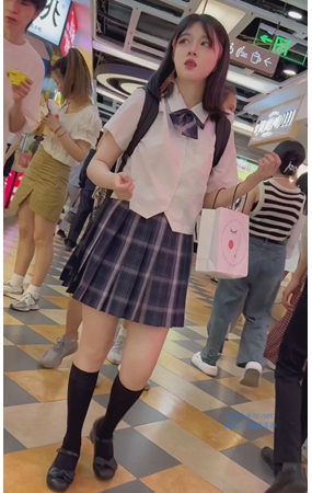 百褶裙小姐姐