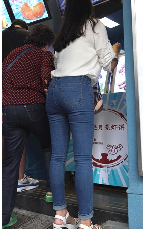 蓝色牛仔紧身裤妹子