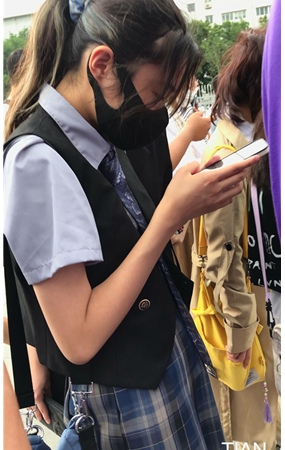 玩手机的小妹
