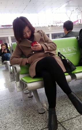候车室的黑色打底裤美眉低头玩手机