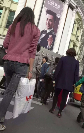 超清街拍牛仔裤粉色毛衣性感美女姐姐