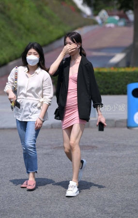 街拍粉色短裙苗条妹子