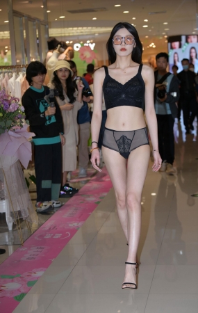 2023三八女神节，大长腿的美女