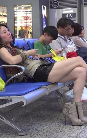 眼神迷离的韵妇本身就有种诱惑，现在还光着一只脚伸出来挑逗路人