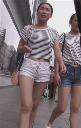 热裤美女跟闺蜜逛街，白皙大腿迷人 [445 MB]