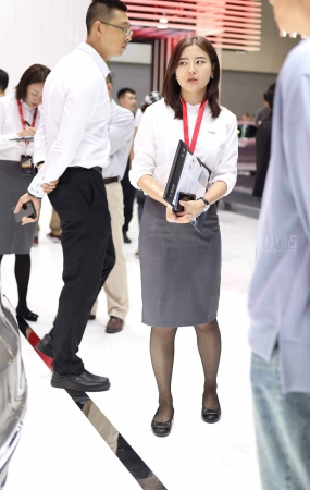 白衬衫美女销售