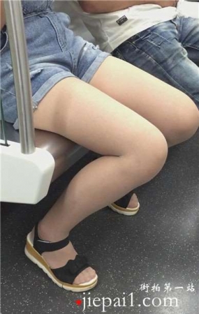 地铁偶遇吊带牛仔热裤文静小美女，还穿肉丝的哦。