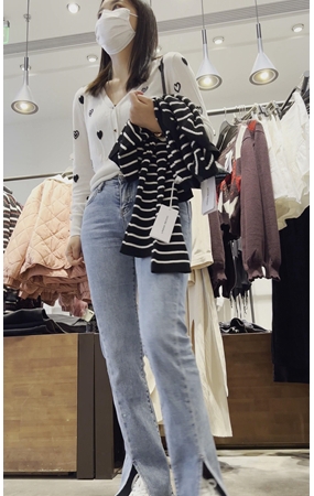 买衣服的牛仔裤小美女