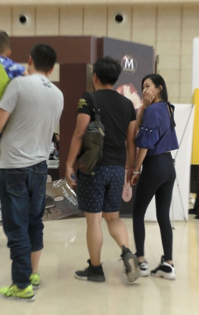 黑色紧身裤运动鞋美臀