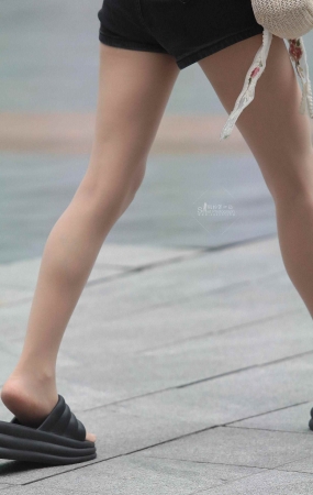 诱惑肉丝街拍少妇