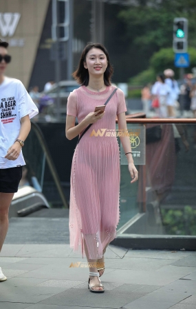 迷人甜美的高挑长裙美女