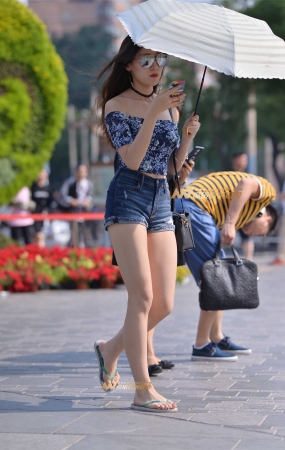 打伞怕晒的，热裤性感美女