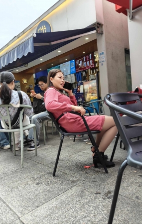 极品粉色连衣裙美人露脚后跟视频➕图