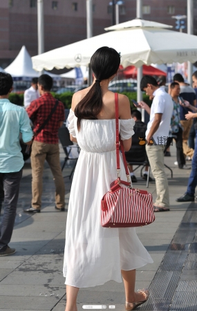 气质颇佳的高挑长裙美女-10P