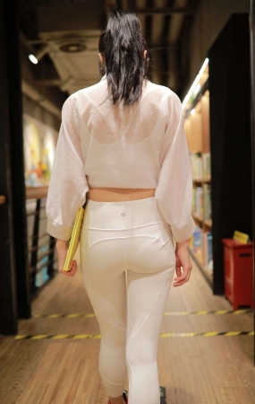 735白色瑜伽裤女孩