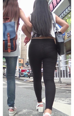黑色紧身裤露腰美女