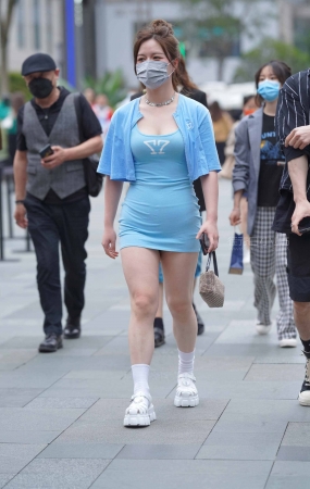 肉肉的蓝色短裙小姐姐