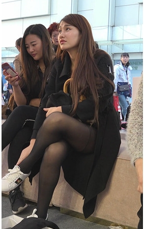 换鞋的黑丝美女