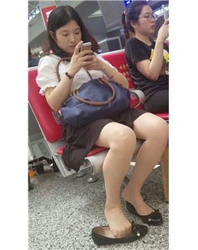 4k视频，气质丝足美腿姐姐悄悄晾脚