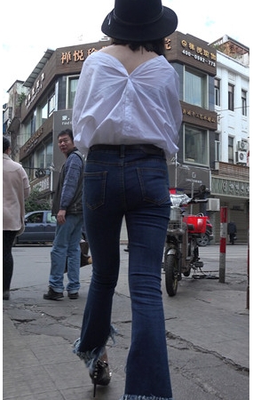 戴着黑色帽子的牛仔紧身裤美女