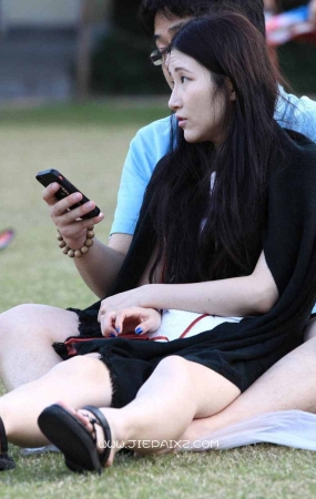 街拍漂亮女孩一双长腿下的骨感美足