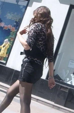 黑丝短裤少妇