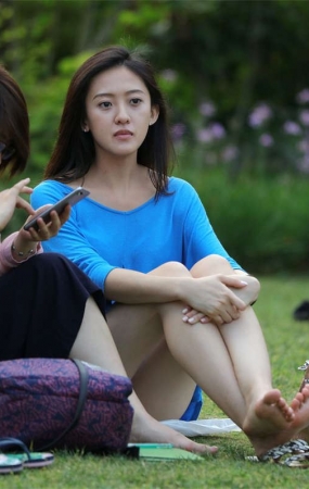 No1555 女神抱膝抬脚，半空定格脚掌，千万别说你见过！ 第2套