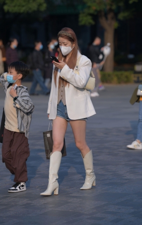玩手机的妹子