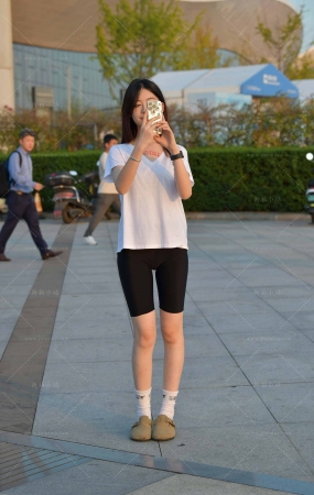 抓拍黄昏下的紧身裤女孩儿