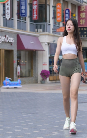 紧身短裤美女