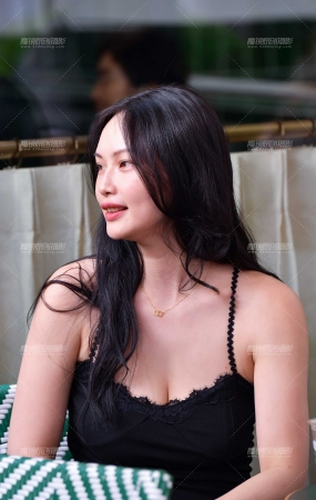 吊带黑裙美女