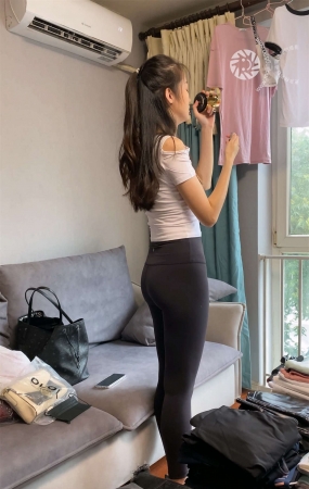 一只麋鹿摄影作品 黑色瑜伽裤美女