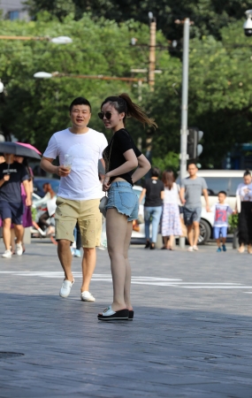 墨镜牛仔热裤小姐姐