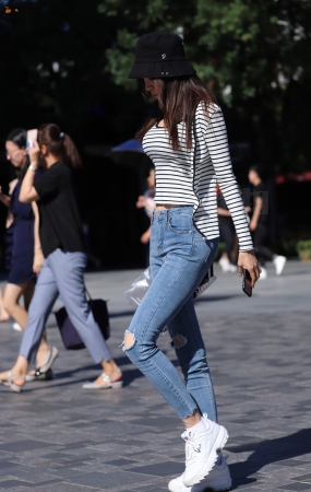 牛仔裤女孩拥有性感身材，足以让人忽略长相不计-10P